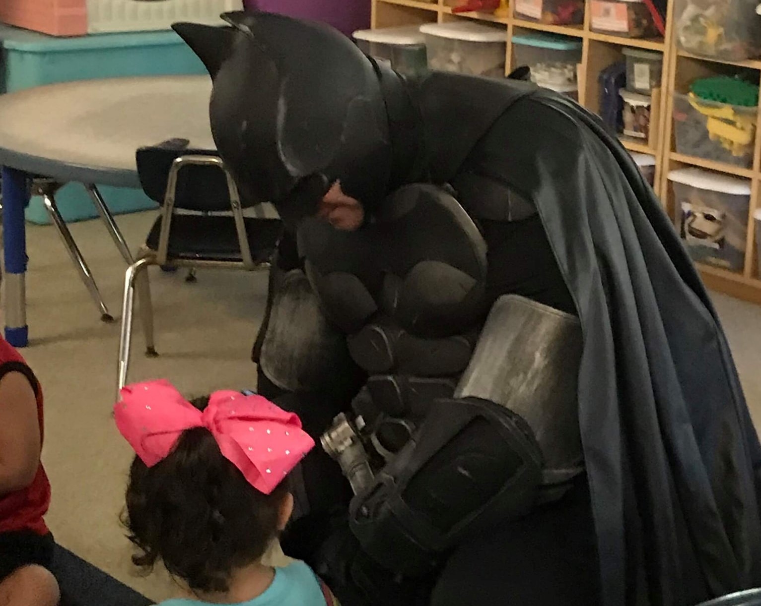 Homem fantasiado de Batman ajuda menina que sofre bullying na escola