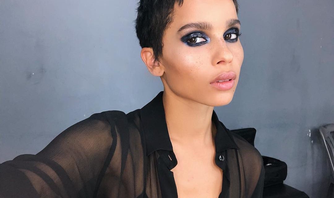 Zoë Kravitz  diz que continua treinando o corpo para o seu papel de Mulher Gato