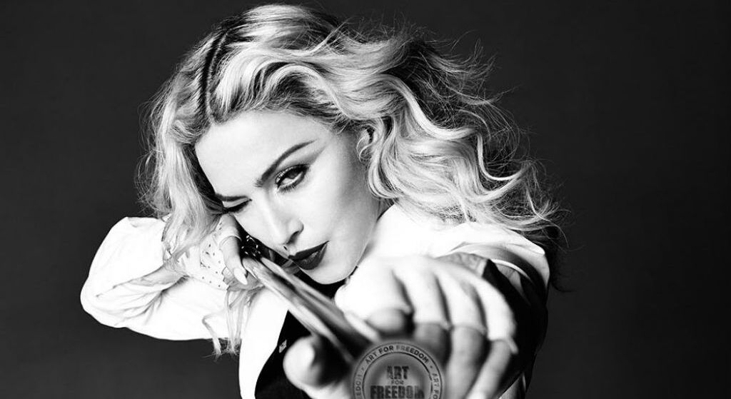 Madonna está co-escrevendo sua própria biografia e também deve dirigi-la