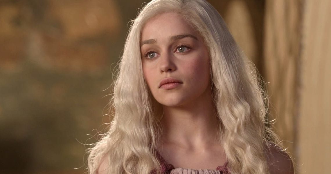 Nikolaj Coster-Waldau diz que foi ‘difícil e degradante’ cena que Emilia Clarke gravou para o episódio piloto de ‘Game Of Thrones’