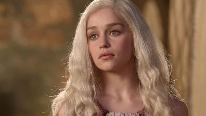 Nikolaj Coster-Waldau diz que foi ‘difícil e degradante’ cena que Emilia Clarke gravou para o episódio piloto de ‘Game Of Thrones’