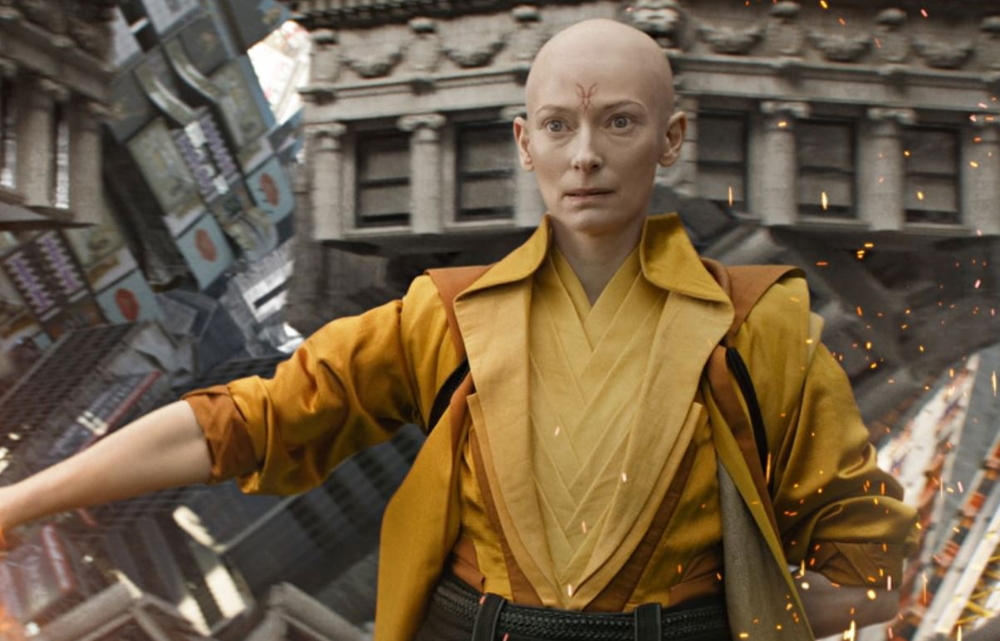 Kevin Feige fala sobre as acusações de whitewashing envolvendo Tilda Swinton como Anciã no MCU